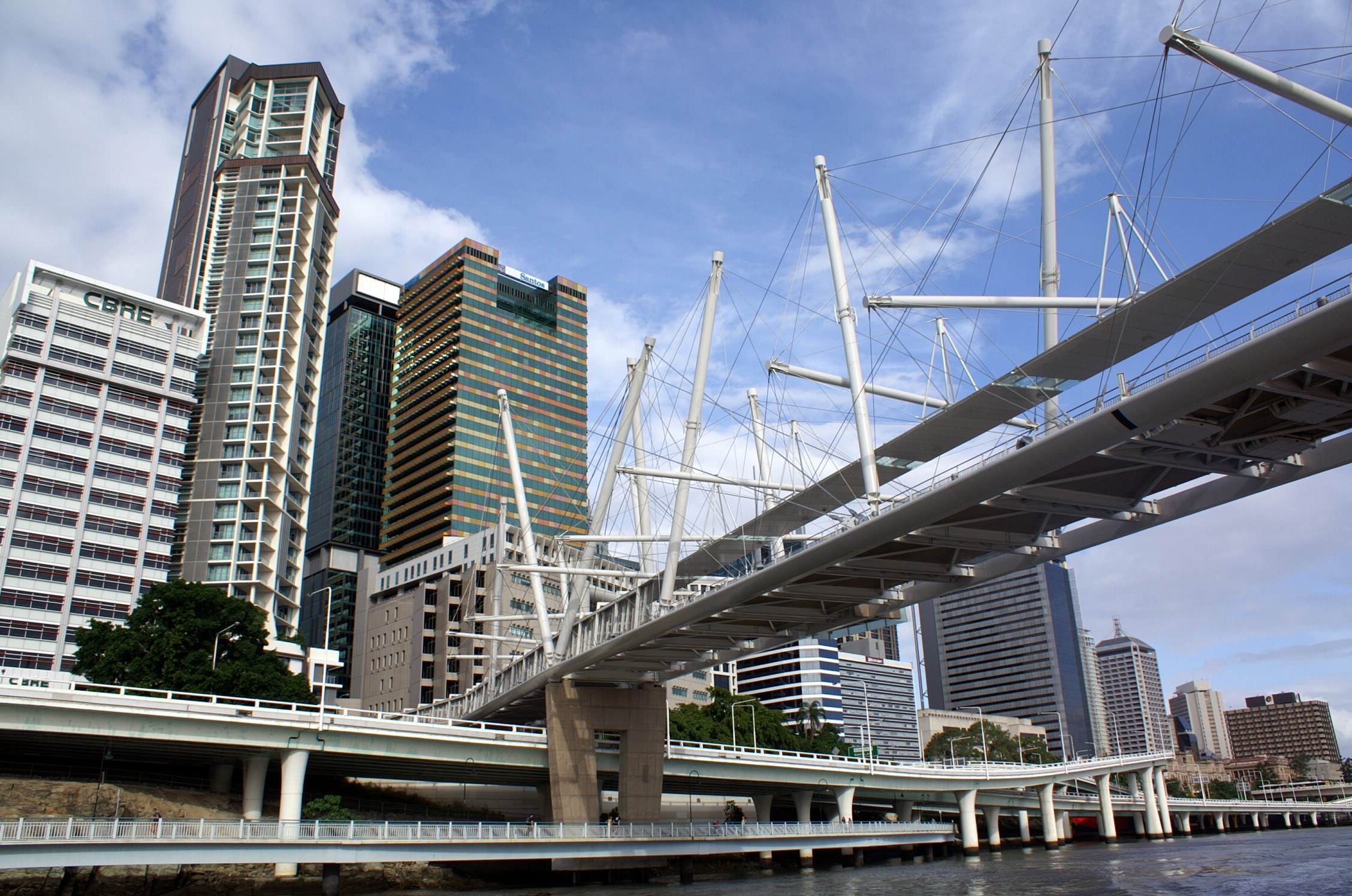 Stylish pedestrian bridge over Brisbane river