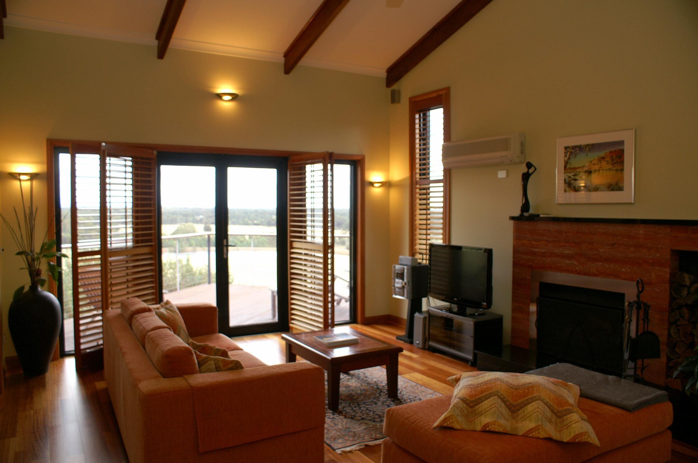 Meringa-Springs-Lodge-Villa-Accomodation-Living-Room