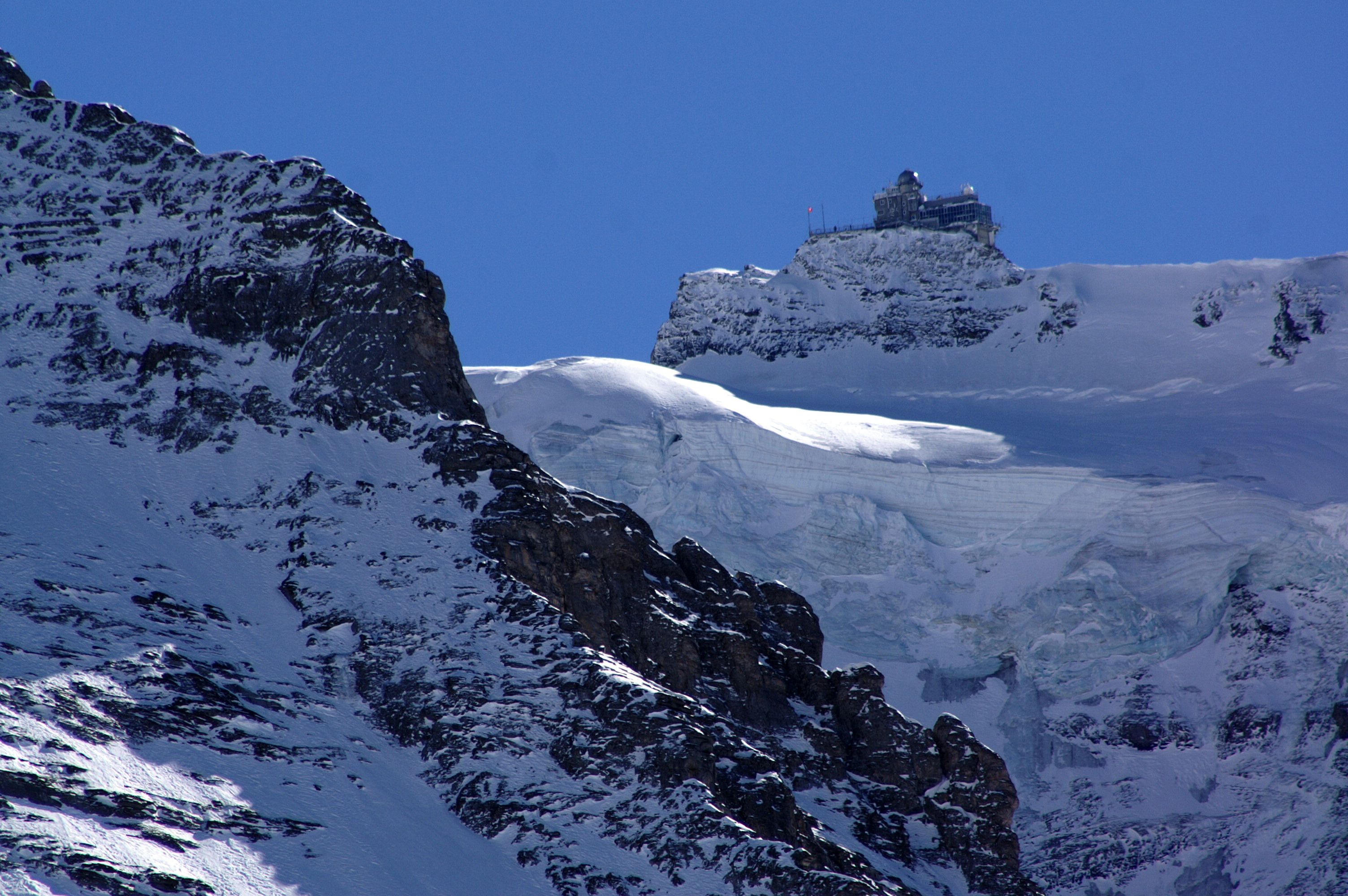 Sphinx Observatorium auf dem Jungfraujoch im Berner Oberland von der kleinen Scheidegg her gesehen