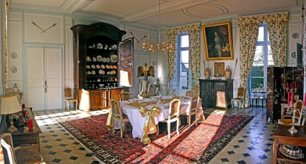 dining-room-chateau-barre-hotel-vanssay-loire-france