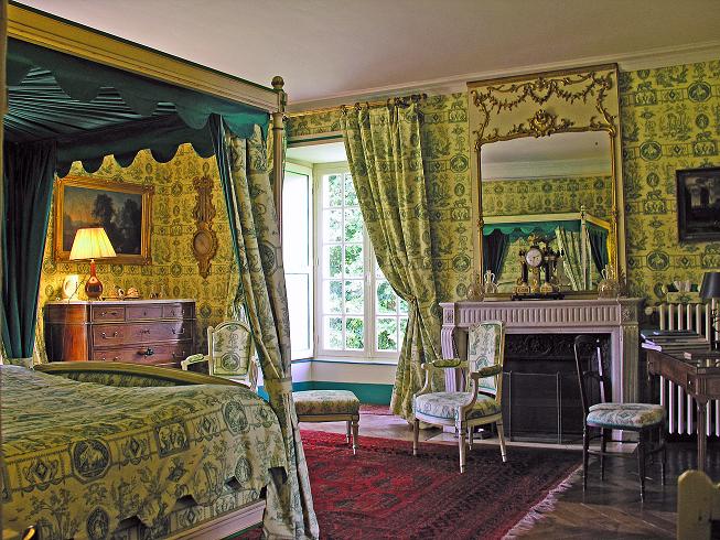 yellow-ensuite-guest-room-chateau-barre-hotel-vanssay-loire-france