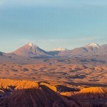 Puesta de sol en el Valle de la Luna con el volcán Licancabur al fondo