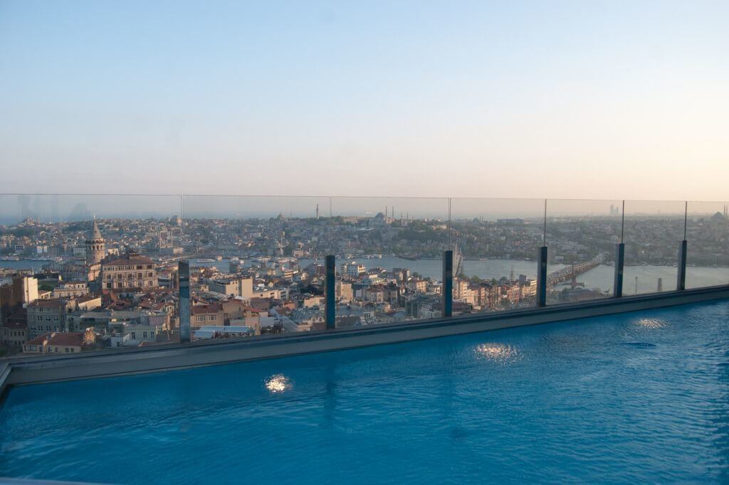 Pool with 360°-view over Istanbul