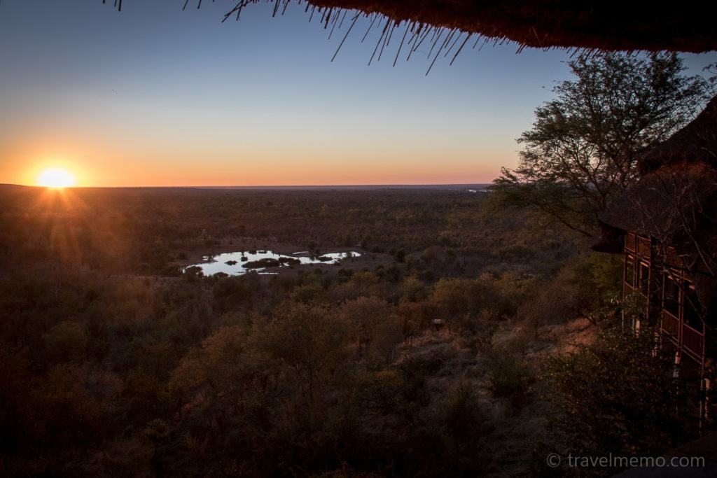 Sonnenuntergang über dem Wasserloch der Victoria Falls Safari Lodge