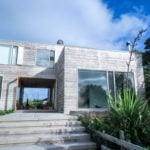 I loved the silvery Lawsons cypress of the cladding and the Australian blue gum decking that runs right through the centre of the house