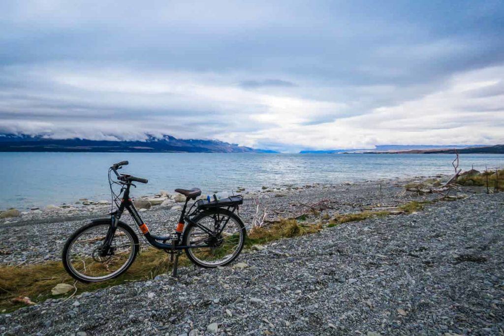 Justine’s SmartMotion e-bike on the shores of Lake Pukaki