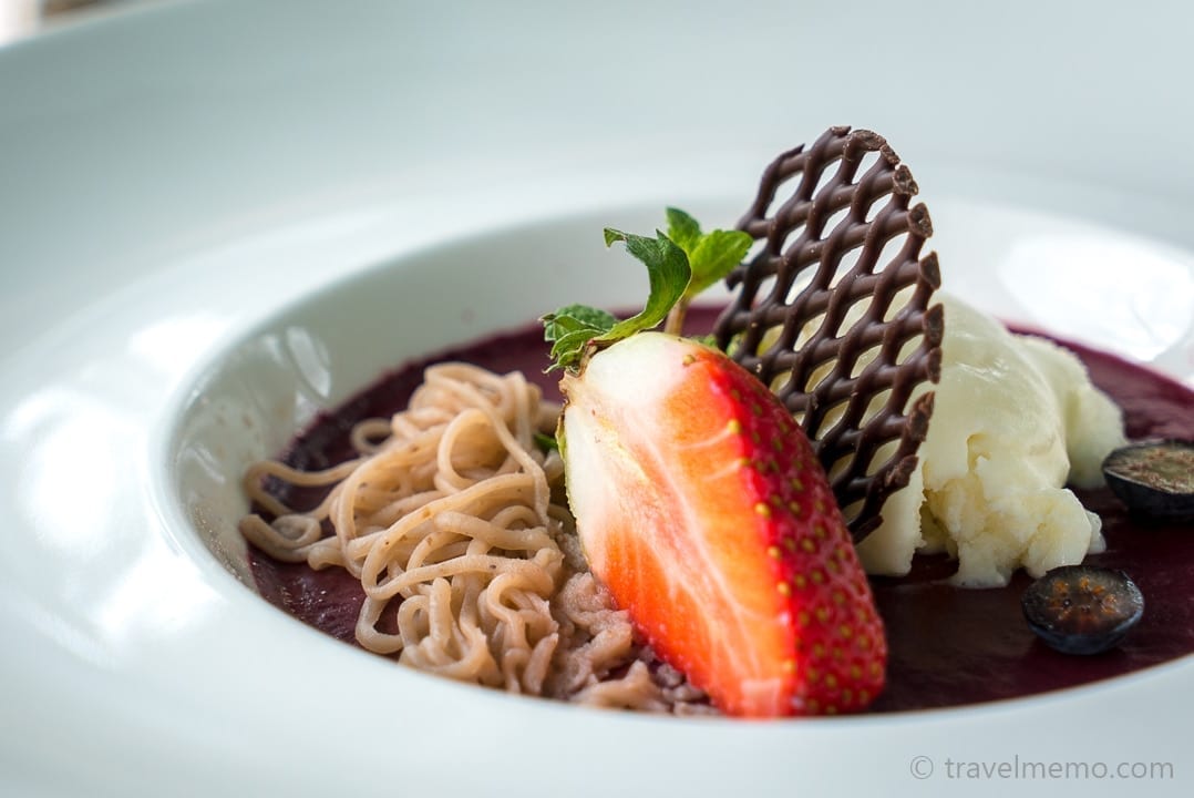 Strawberry with vermicelli and glace