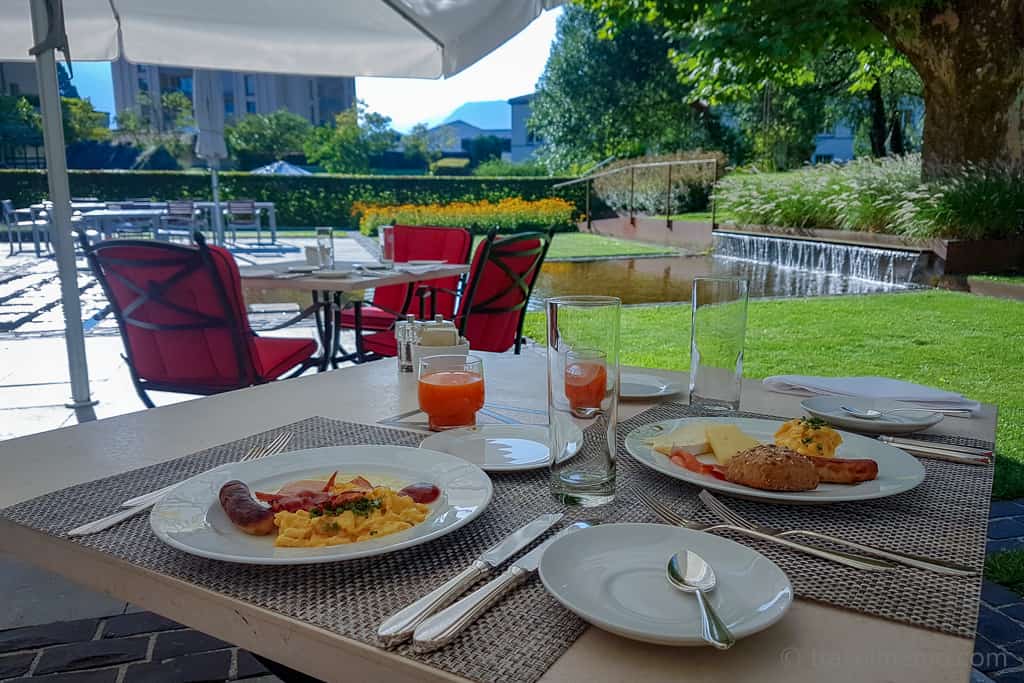 Breakfast in the garden of Restaurant Olives d'Or