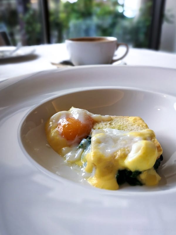 Eggs florentine with bearnaise sauce and spinach