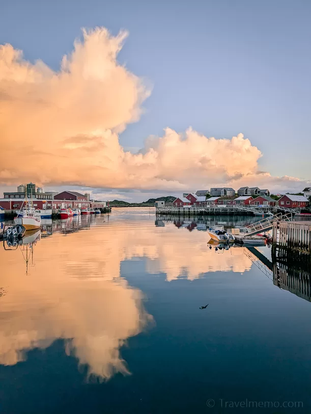 Bay in front of the Hattvika Lodge in Ballstad at sunset