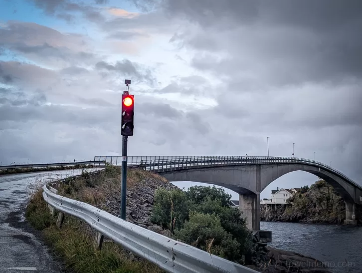 Traffic lights before the arched bridge to Henningsvær