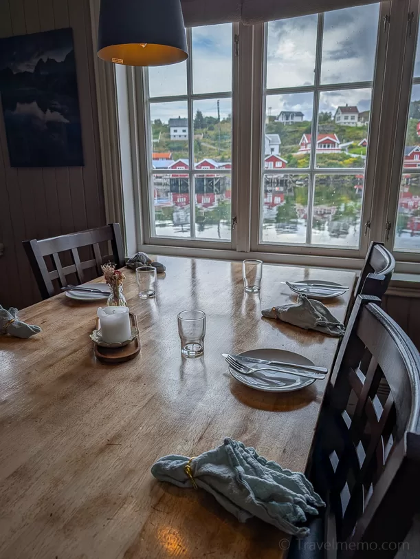 Restaurant Maren Anna with a view of the bay and Rorbuer fishing huts