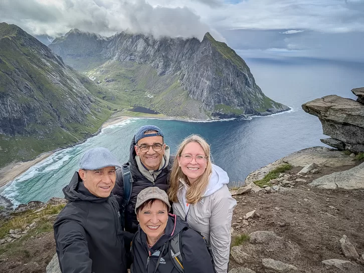 Group photo of the Travelmemo bloggers on Ryten in the Lofoten Islands